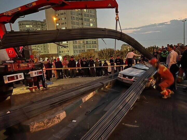 واژگونی کامیون میلگرد و گرفتار شدن راننده سمند در کوهسار